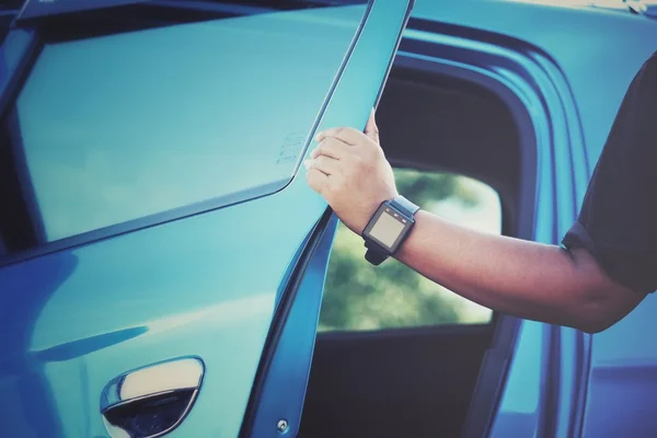 Woman opens the door car — Stock Photo, Image