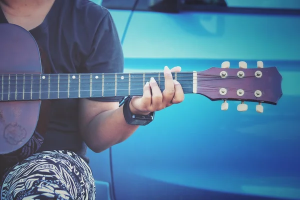 Young woman playing the guitar — Stock Photo, Image