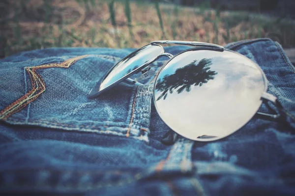 Óculos com bolso de jeans — Fotografia de Stock