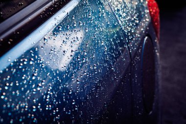 Arabanın ön cam yağmuruna su damlası