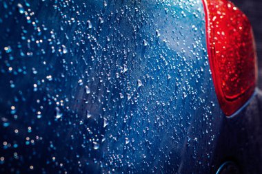 Arabanın ön cam yağmuruna su damlası