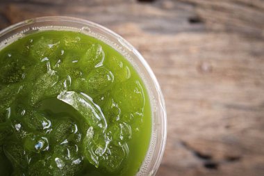 Buzlu yeşil çay kahve ahşap tablo