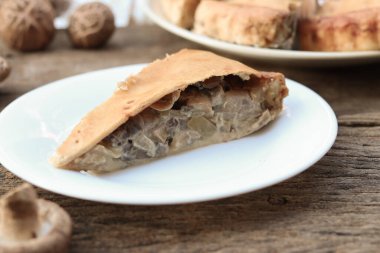 Ev yapımı lezzetli mantarlı turta.