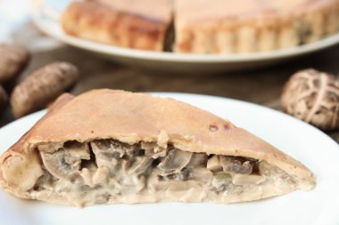 Ev yapımı lezzetli mantarlı turta.