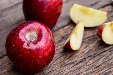 Taze kırmızı elma, ahşap tarzı.