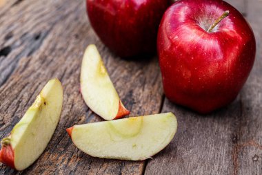 Taze kırmızı elma, ahşap tarzı.