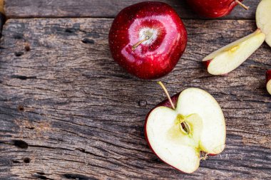 Taze kırmızı elma, ahşap tarzı.
