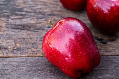 Taze kırmızı elma, ahşap tarzı.