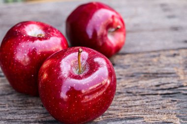 Taze kırmızı elma, ahşap tarzı.