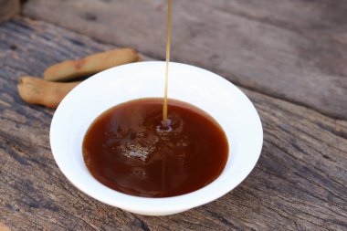 Ahşap arka planda geleneksel tamarind sosu