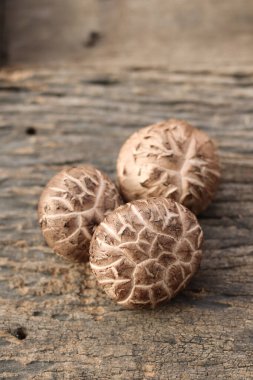 Ahşap arka planda kurutulmuş shiitake mantarı.