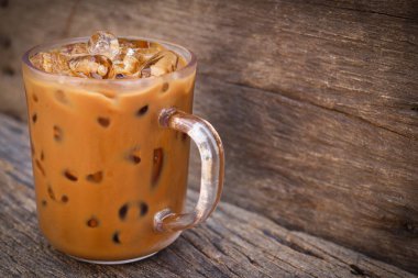 Ahşap arka planda buzlu kahve.