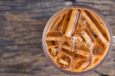 Ahşap arka planda buzlu kahve.