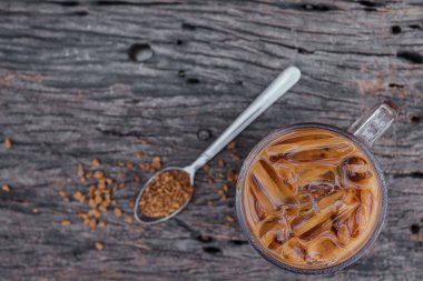 Ahşap arka planda buzlu kahve.