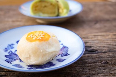 Ahşap arka planda Çin turtası