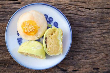 Ahşap arka planda Çin turtası