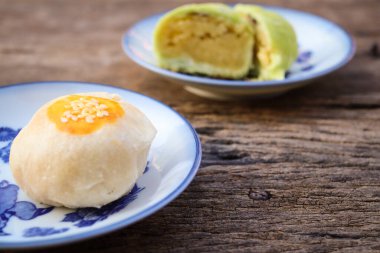 Ahşap arka planda Çin turtası