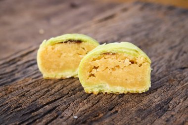 Ahşap arka planda Çin turtası