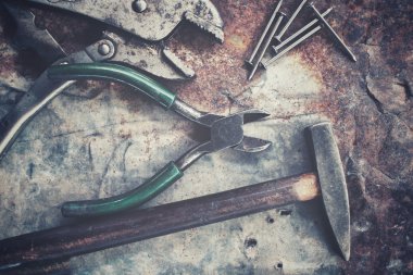 Araçlar anahtarı kerpeten çekiç metal çivi kümesi