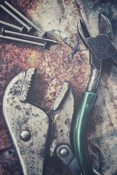 Juego de herramientas llaves alicates martillo clavo de metal — Foto de Stock