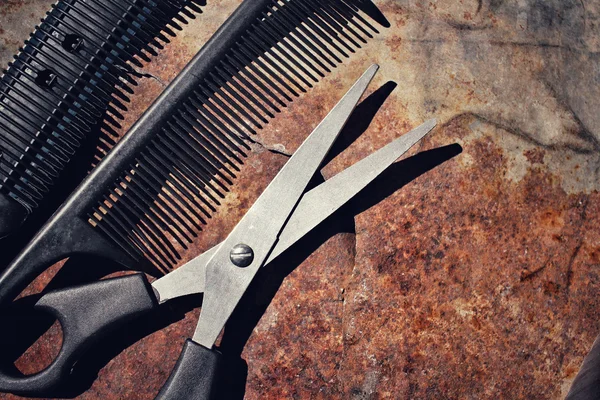 Tesouras de corte de cabelo e pente com sombra — Fotografia de Stock
