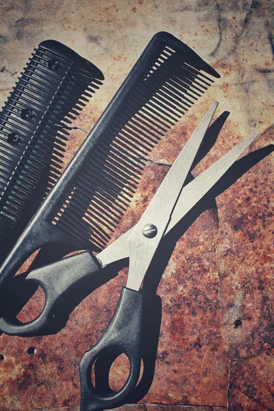 Saç kesme makası ve gölge ile tarak — Stok fotoğraf