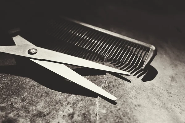 Hair cutting shears and comb with shadow — Stock Photo, Image