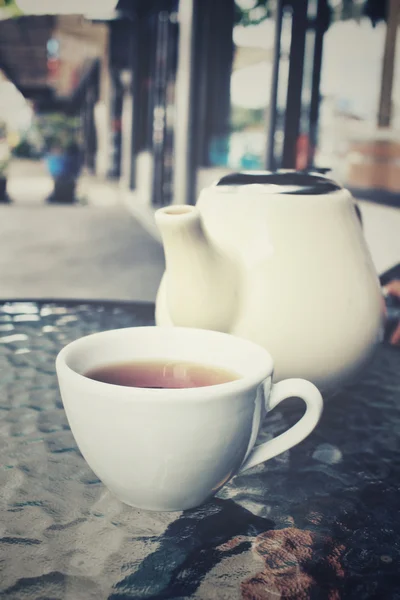 Чайник с чашкой — стоковое фото