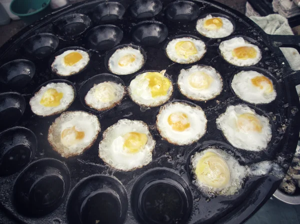 Smażonymi jajkami przepiórczymi — Zdjęcie stockowe