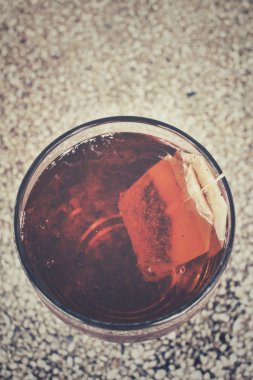 Buzlu çay ile çay poşeti