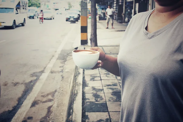 Žena pití kávy cup — Stock fotografie