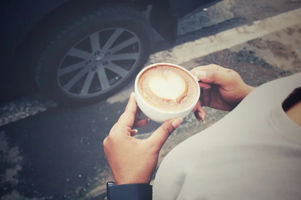 Mujer bebiendo café con leche arte — Foto de Stock