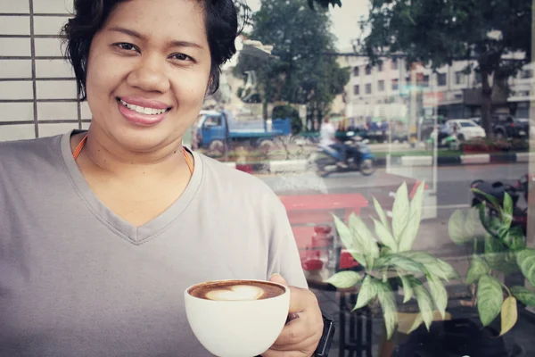 Mujer bebiendo café con leche arte —  Fotos de Stock