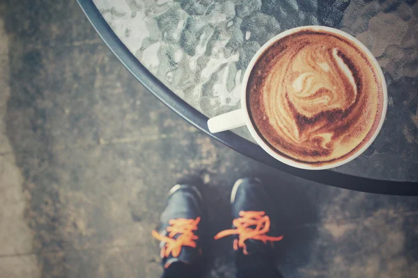 咖啡与鞋的自拍照 — 图库照片