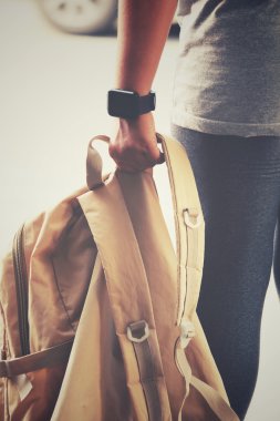 Bir sırt çantası konumu yolda olan kadın turist