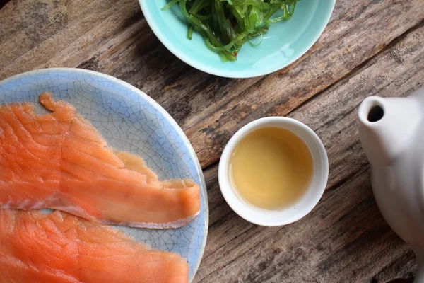 Smoked salmon and seaweed salad with hot tea — Stock Photo, Image