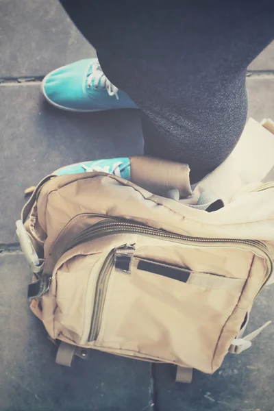 Selfie de turista mulher com uma mochila de pé na estrada — Fotografia de Stock