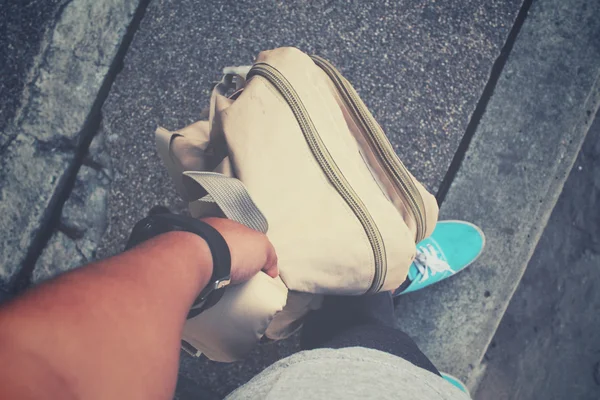 Selfie de turista mujer con una mochila de pie en la carretera —  Fotos de Stock