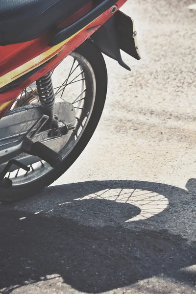 Ρόδες μοτοσικλετών με σκιά — Φωτογραφία Αρχείου