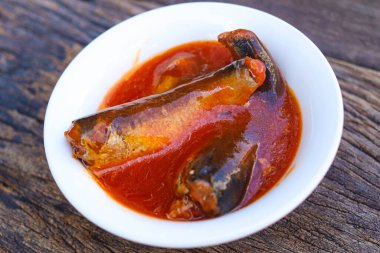 Konserve sardalya ve domates sosu.