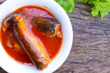 Konserve sardalya ve domates sosu.