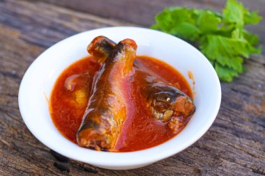 Konserve sardalya ve domates sosu.