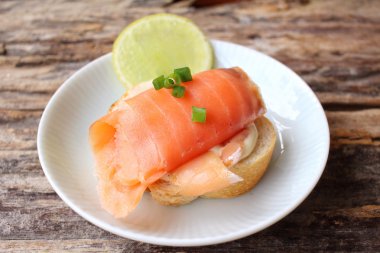 Baget ekmek füme somon ile