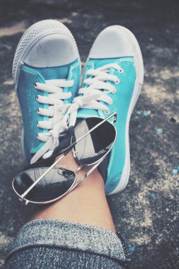 Güneş gözlüğü ile spor ayakkabı