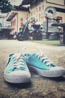 Spor ayakkabılar yolda.