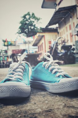Spor ayakkabılar yolda.