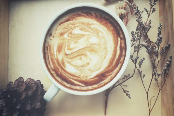 Ročník latte káva s sušených květin — Stock fotografie