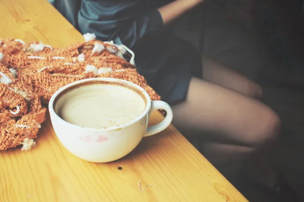女性スマート フォン スカートとコーヒーを飲む — ストック写真