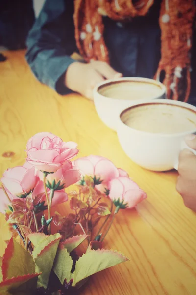 Casal masculino e feminino com café latte e rosa — Fotografia de Stock