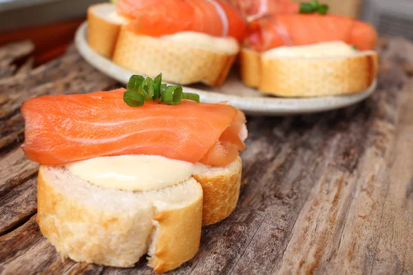 Pan de baguette con salmón ahumado —  Fotos de Stock